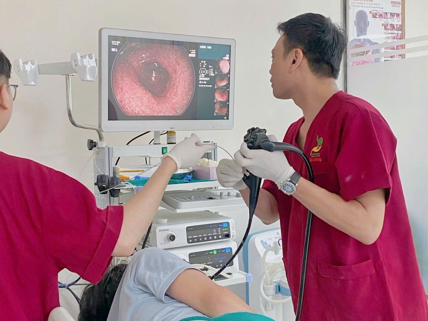 Dùng một ống soi mềm có gắn camera chuyên dụng đi vào đường tiêu hóa để thăm khám