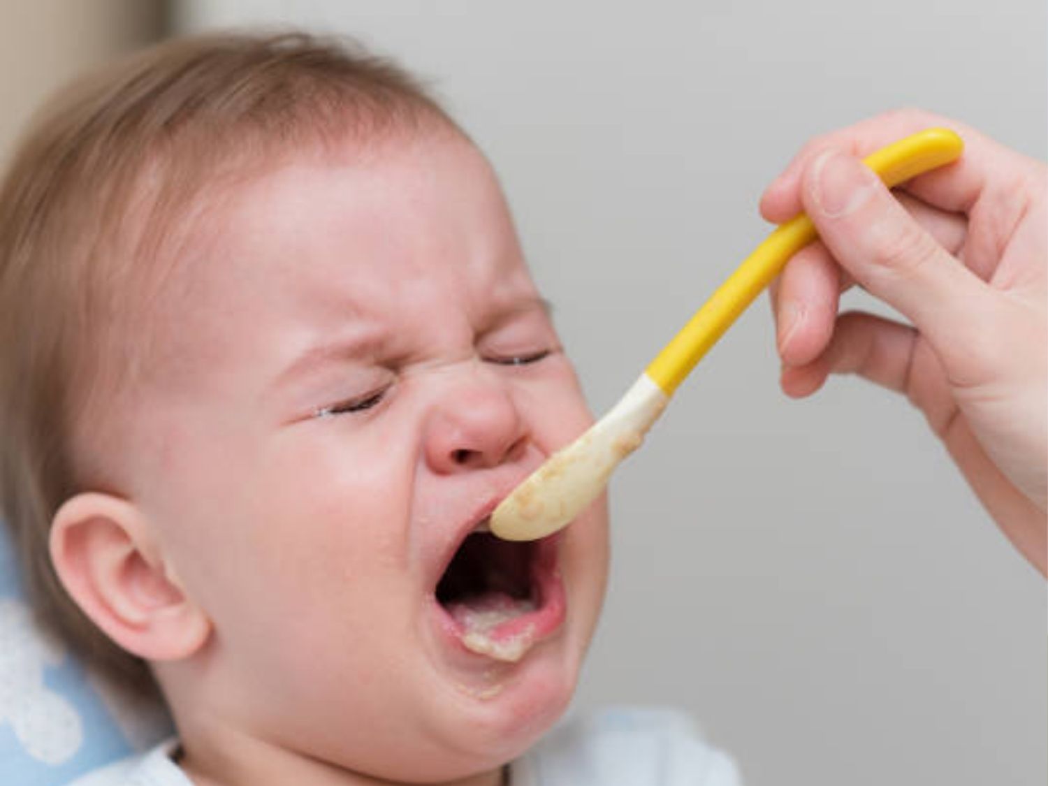 Tránh để trẻ ăn đồ ăn quá nóng