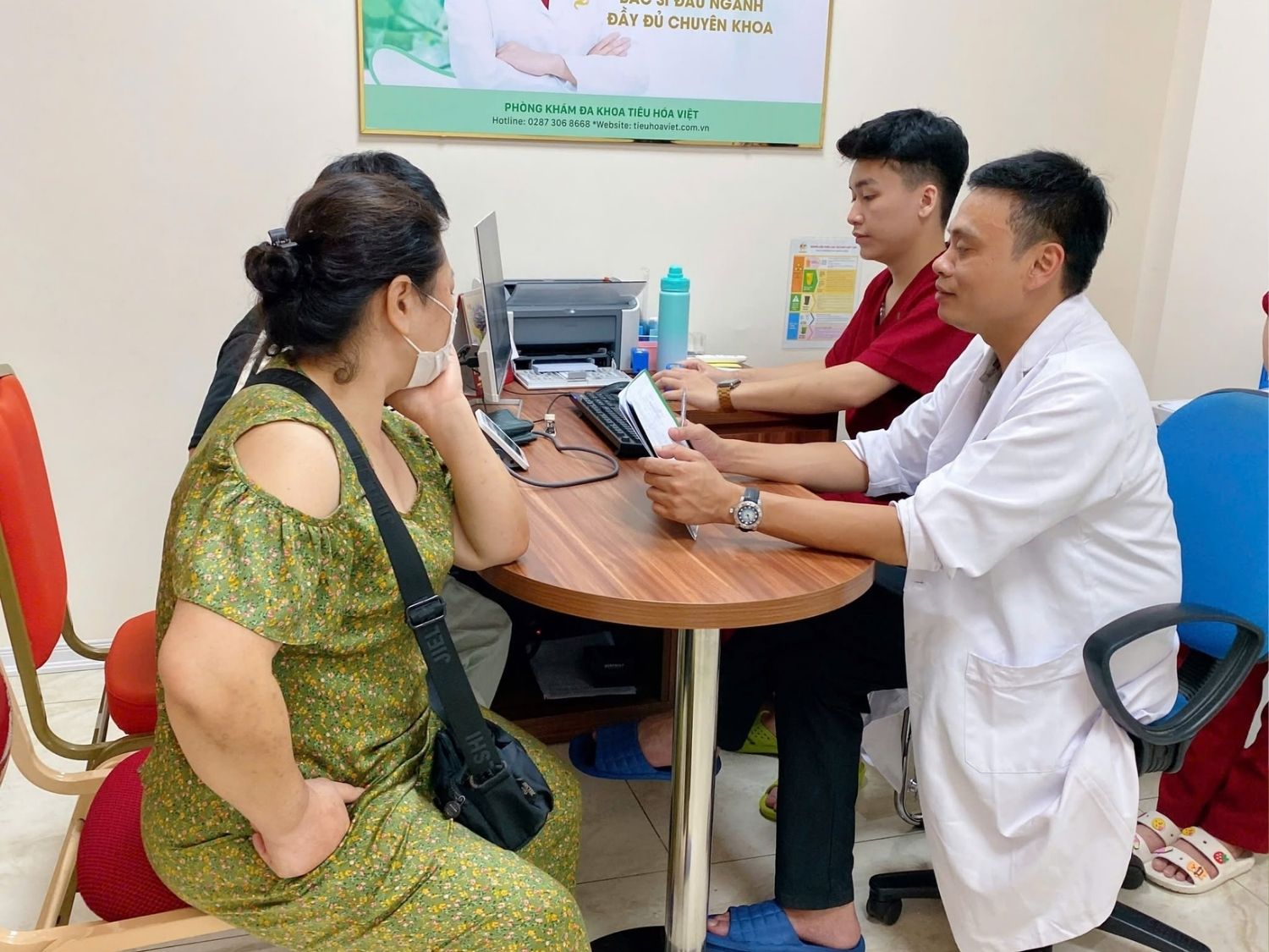 bác sĩ đang tư vấn cho khách hàng về các phương pháp nội soi dạ dày