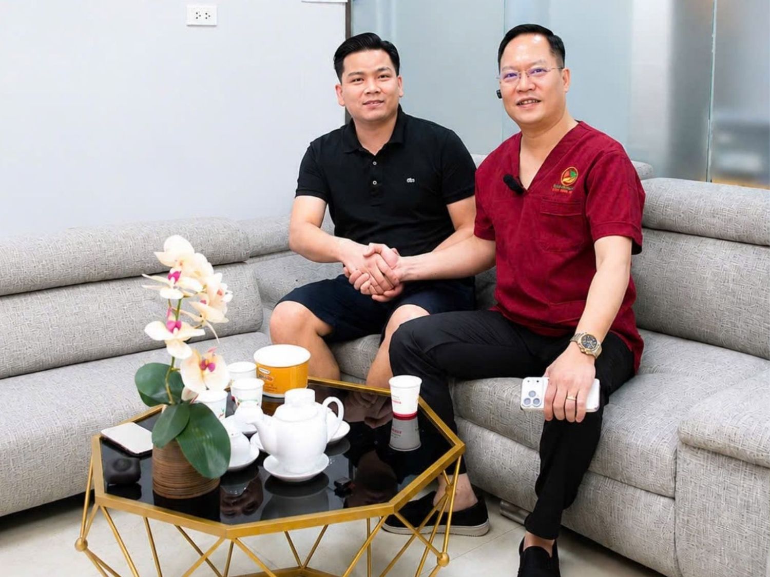 Anh Cường, Việt kiều Đức, trở về Việt Nam và lựa chọn Phòng khám Đa khoa Tiêu Hóa Việt để thực hiện combo nội soi dạ dày – đại tràng, khách chụp ảnh cùng bác sĩ