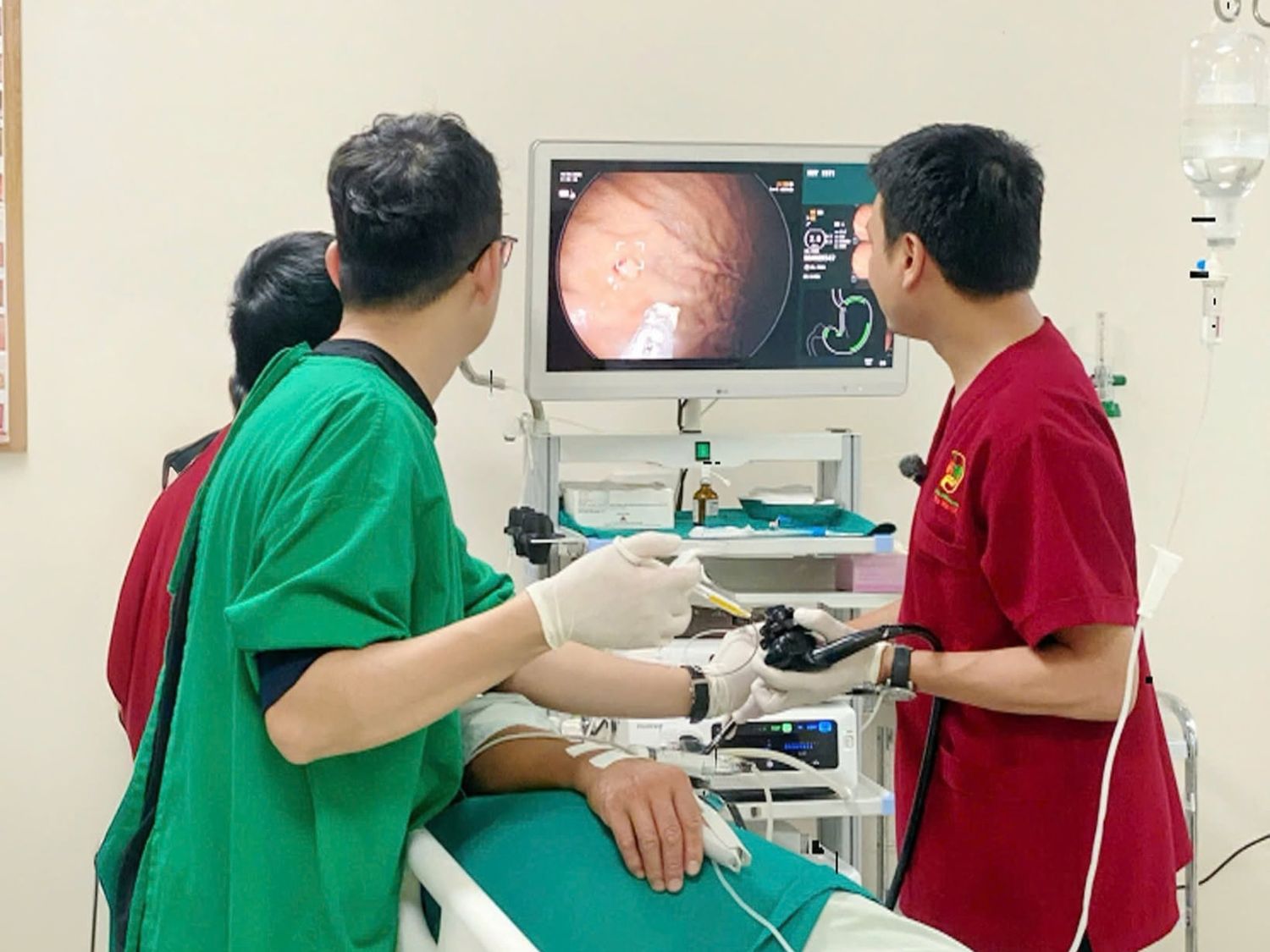 Nội soi tại các phòng khám Tư có chi phí cao hơn so với bệnh viện công lập, nhưng có nhiều gói dịch vụ đi kèm hơn