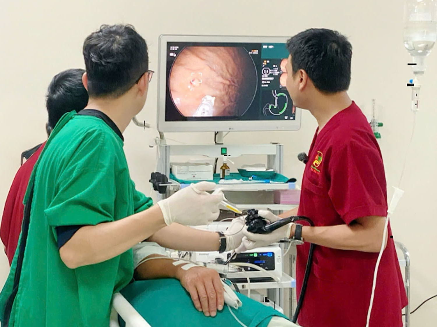 Bác sĩ tiến hành gây tê họng hoặc sử dụng thuốc tiền mê và thực hiện nội soi