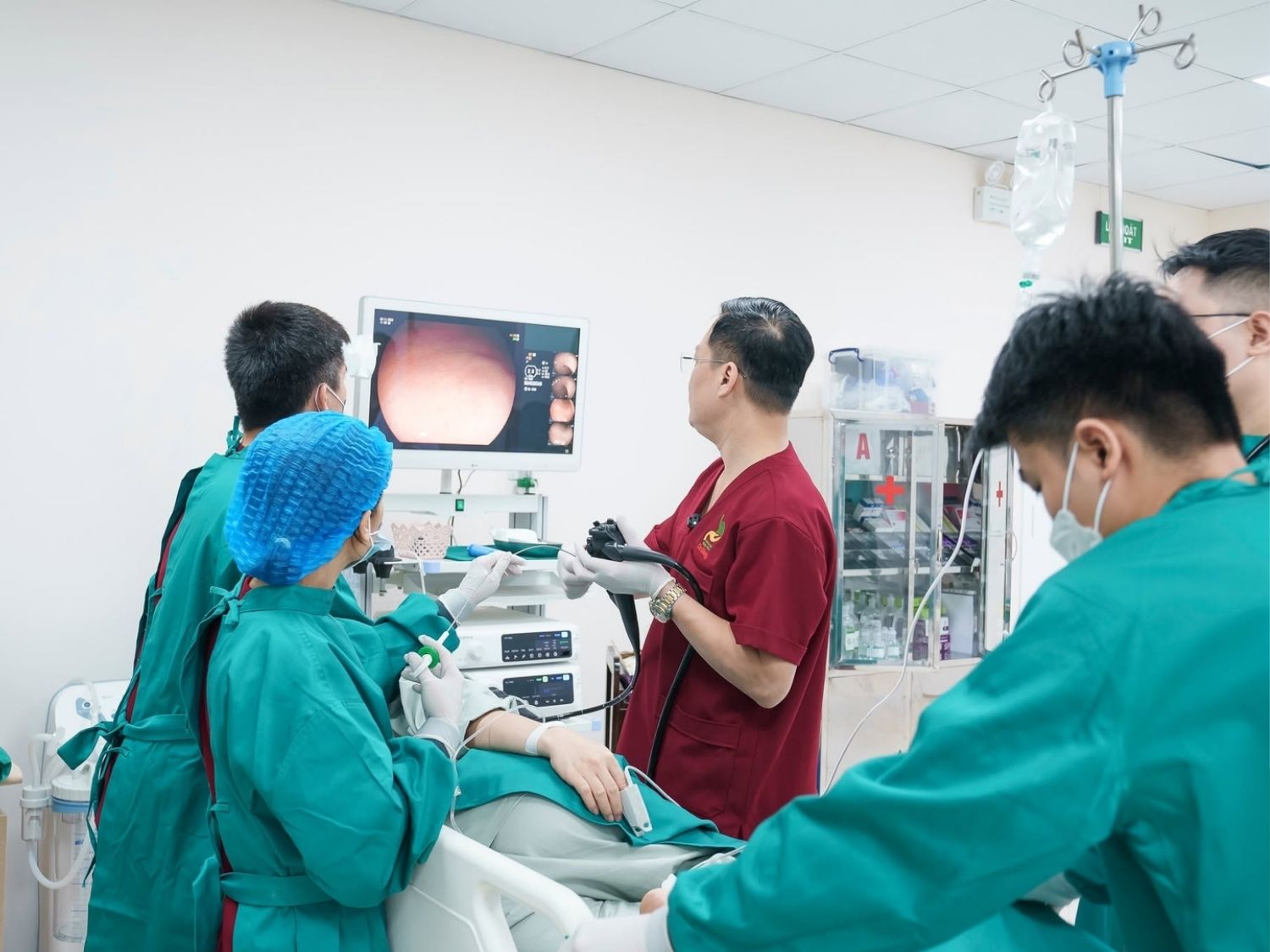 Ekip bác sĩ chuyên khoa chuyên môn cao
