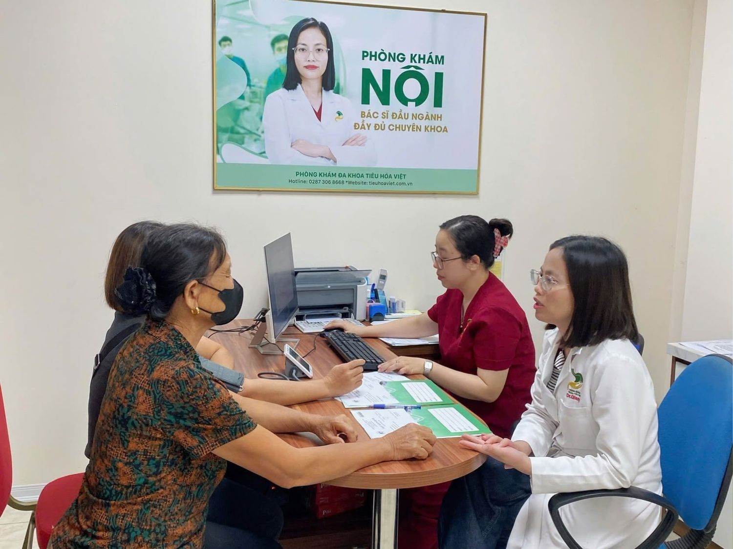 Khách hàng khám sức khỏe tiêu hóa định kỳ