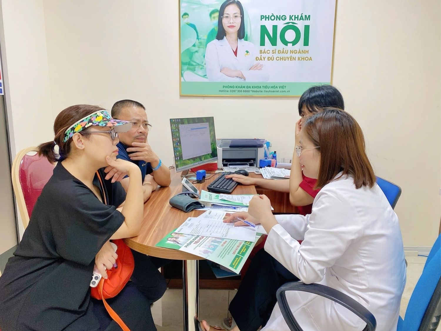 Khám sức khỏe định kỳ với bác sĩ để tầm soát sức khỏe