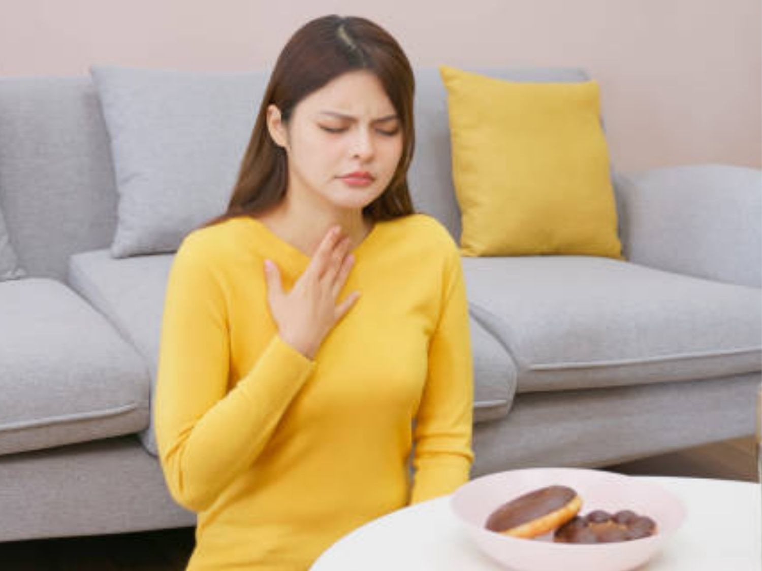 Sự suy yếu của cơ vòng thực quản dưới có thể đến từ việc tiêu thụ quá nhiều đồ ăn mặn, đồ dầu mỡ, đồ uống có cồn dẫn đến trào ngược dạ dày
