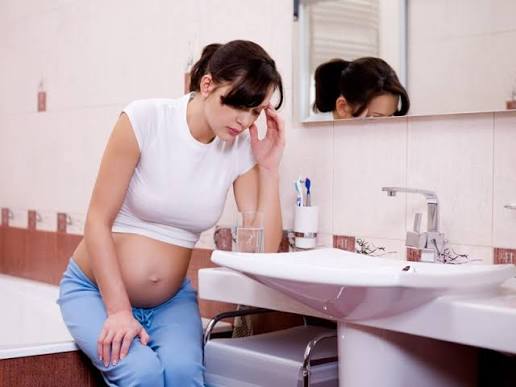 Phụ nữ mang thai bị trào ngược dạ dày do thay đổi nội tiết tố