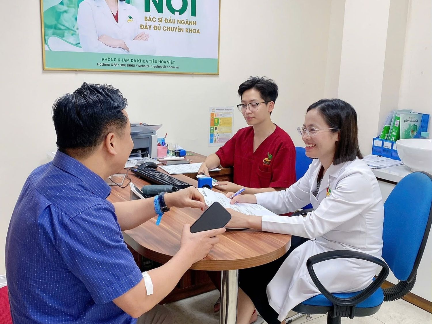 Việc bác sĩ trao đổi kỹ lưỡng giúp đánh giá thể trạng, xác định vị trí tổn thương, lựa chọn phương pháp phù hợp cho bệnh nhân