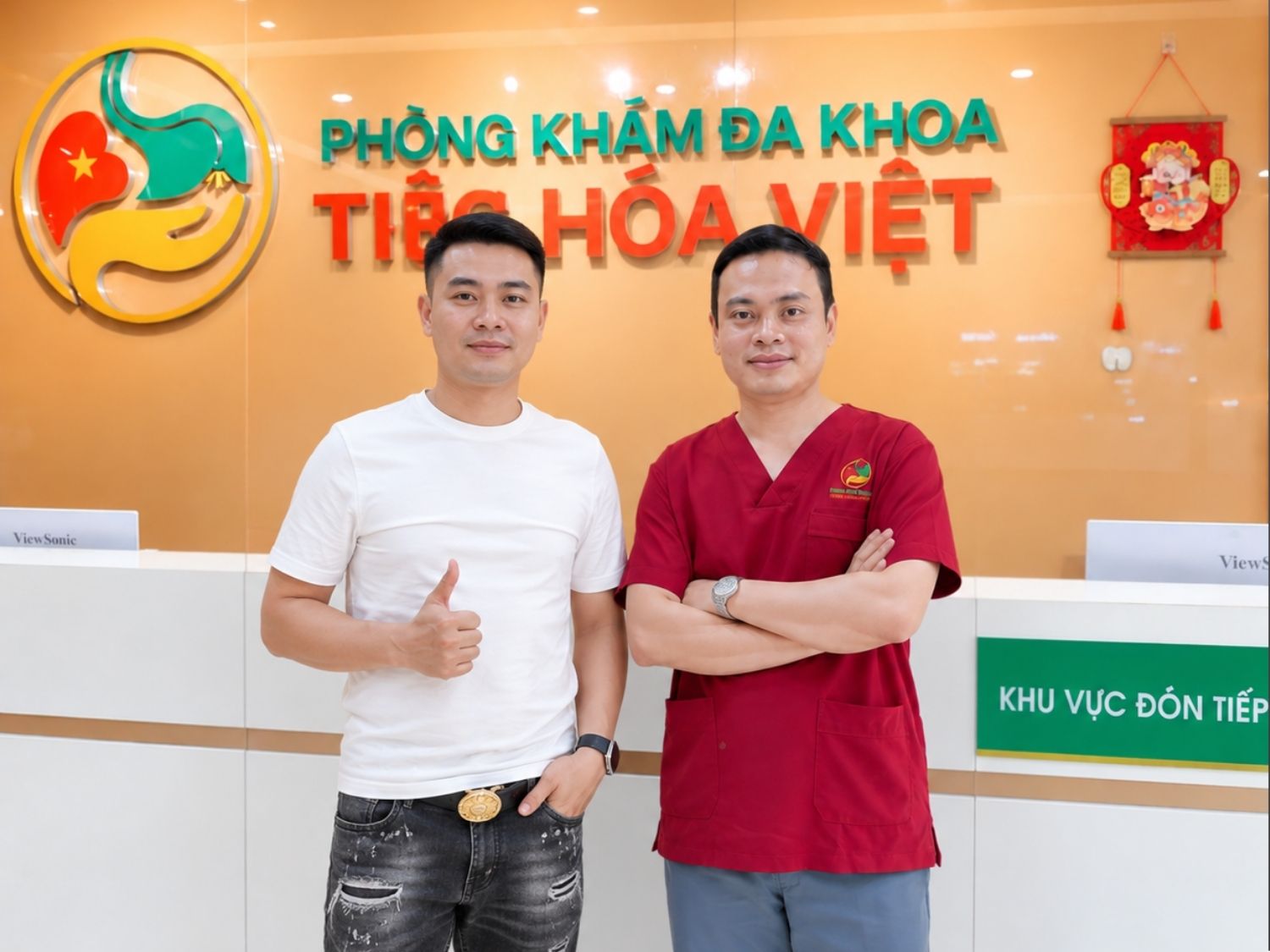 Anh Phùng Chí Kiên và bác sĩ tại TIêu Hóa Việt