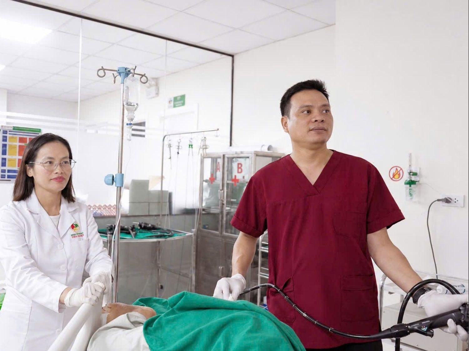 BS.CKI Nguyễn Quốc Khánh nội soi cho khách
