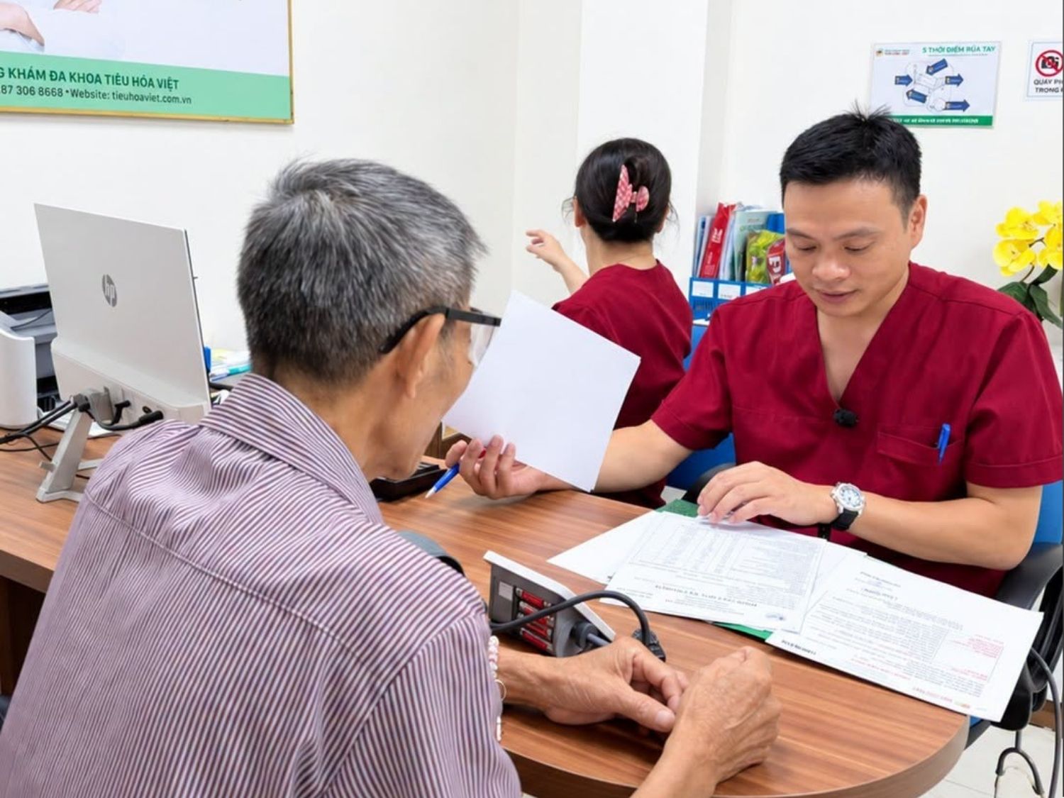BS.CKI Nguyễn Quốc Khánh giải đáp thắc mắc cho khách