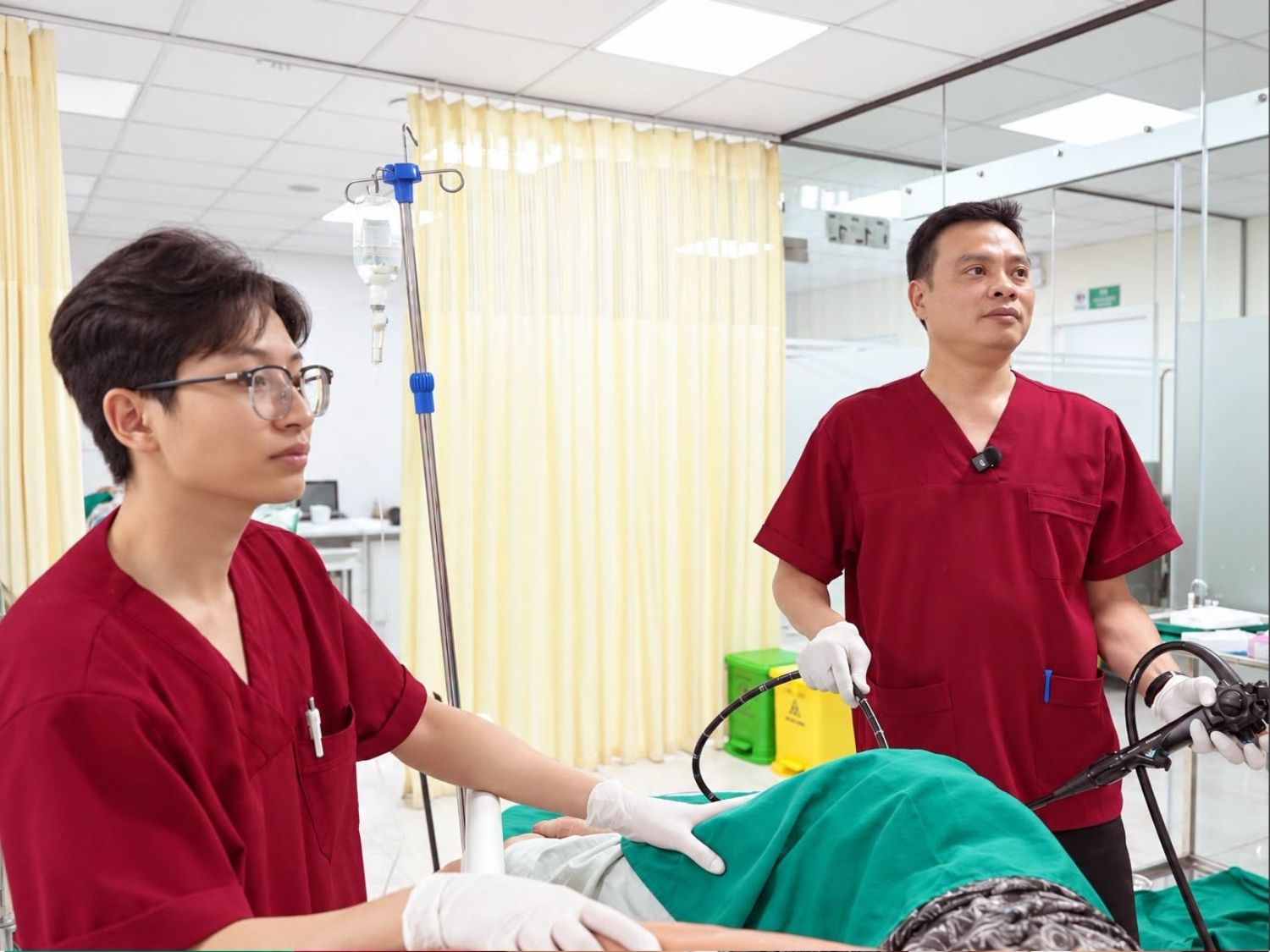 BS.CKI Nguyễn Quốc Khánh nội soi cho khách