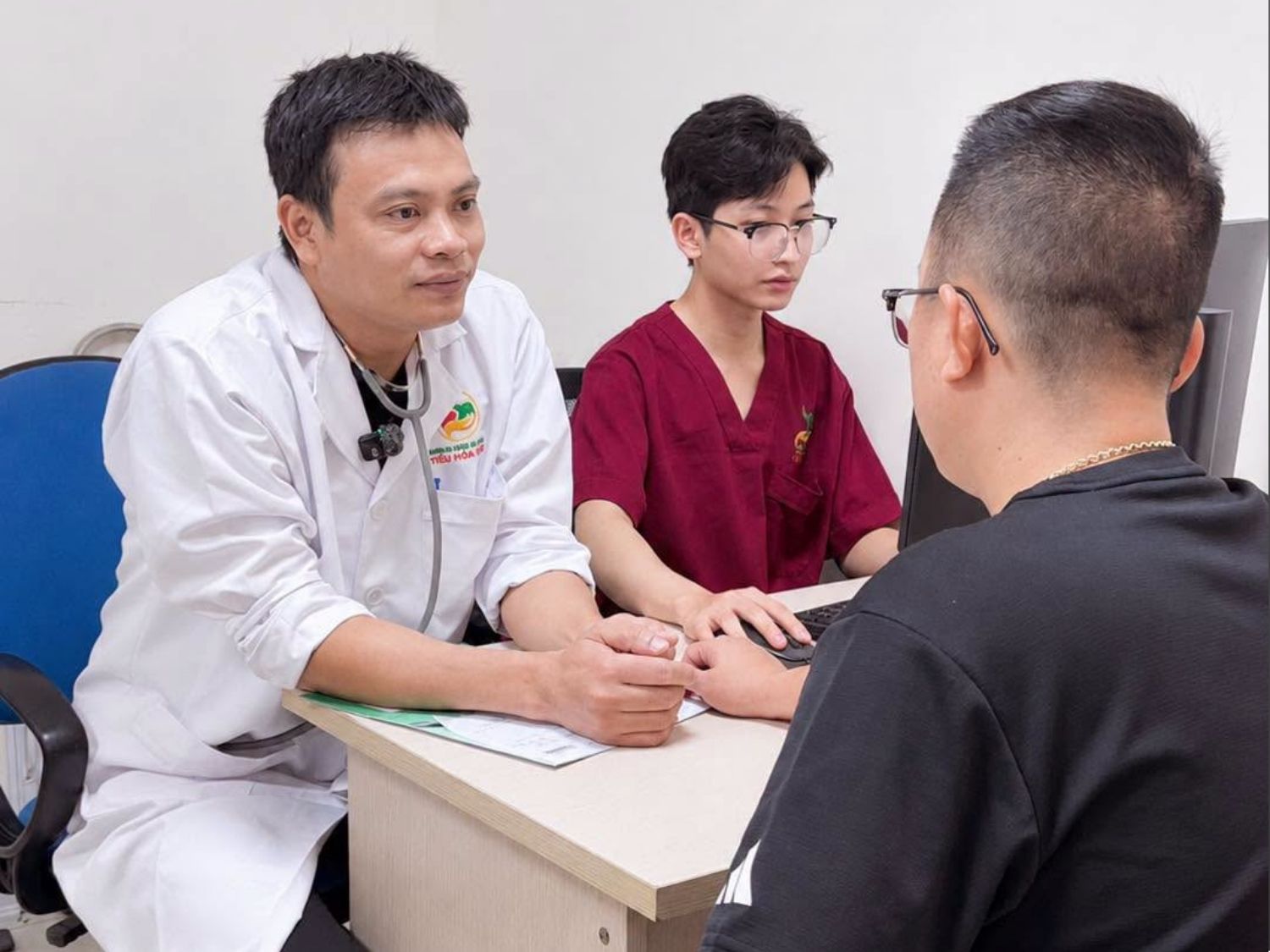 BS.CKI Nguyễn Quốc Khánh tư vấn cho khách
