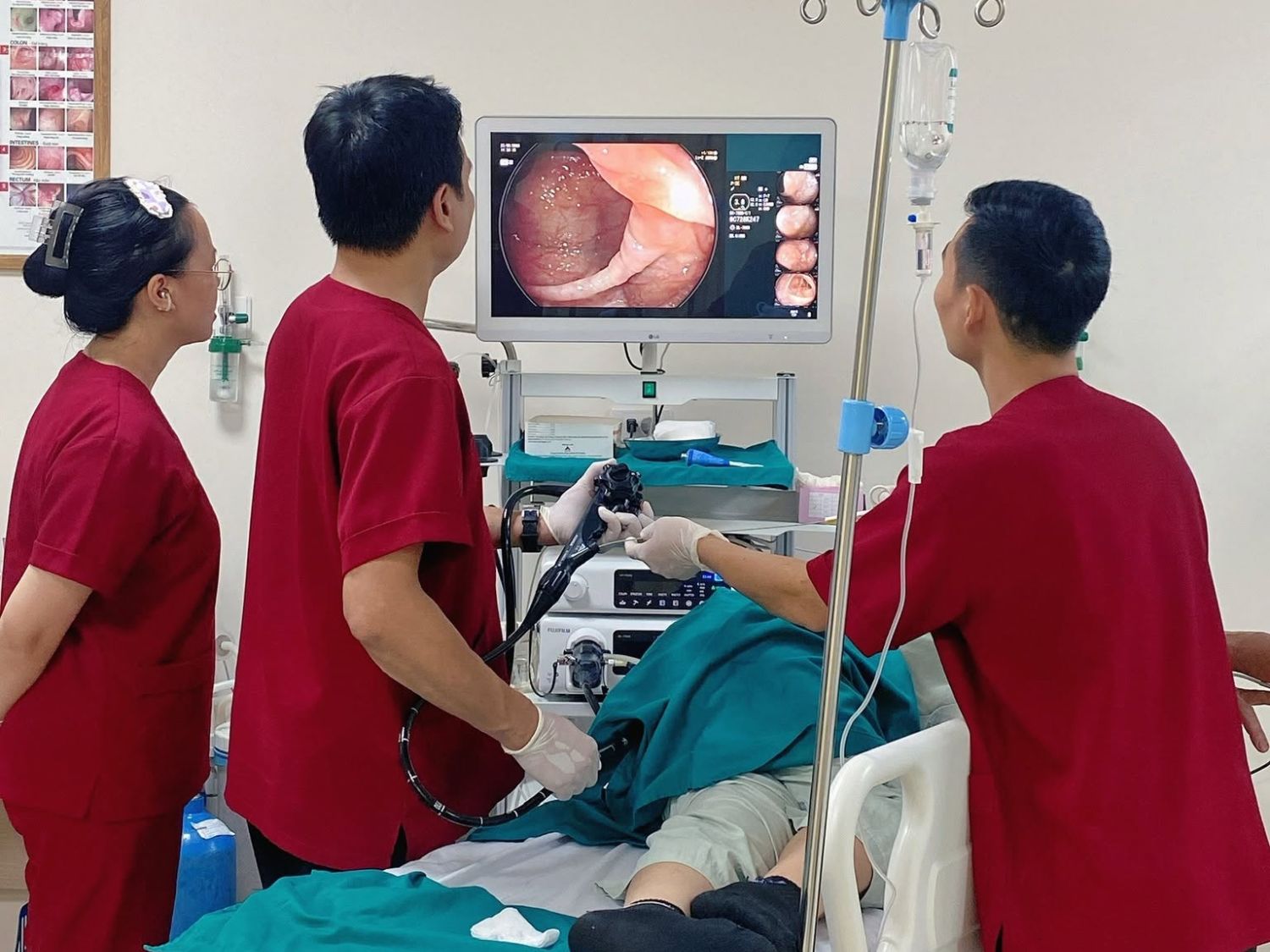 bác sĩ nội soi đại tràng gây mê cho khách