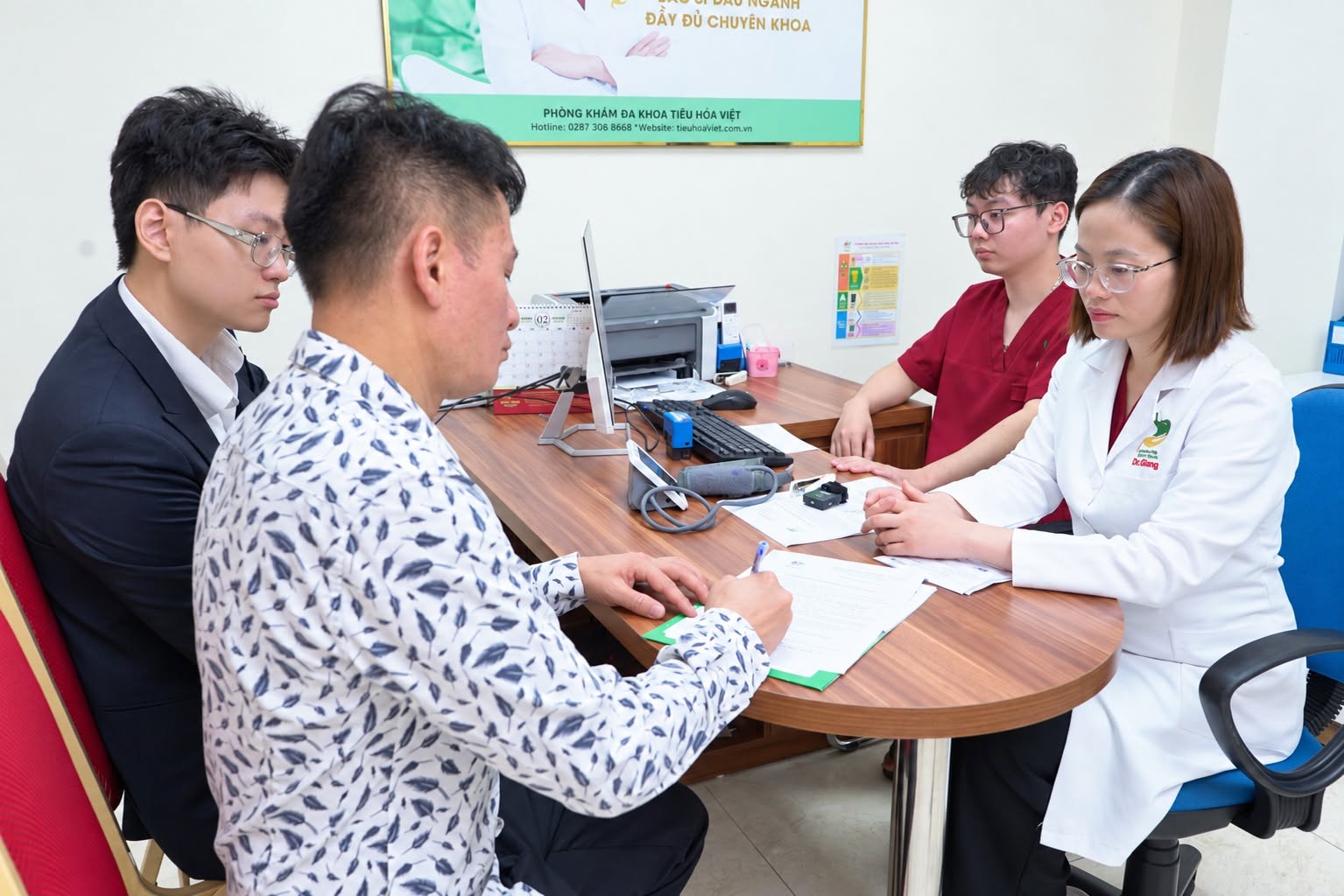 Chú Kiên được bác sĩ trao đổi về kết quả nội soi