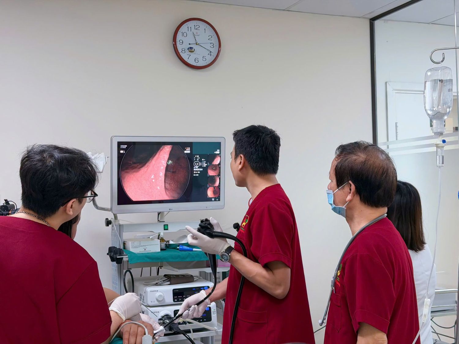 Bác sĩ Nguyễn Quốc Khánh trực tiếp thực hiện và theo dõi hình ảnh nội soi trên màn hình, kết hợp kinh nghiệm chuyên môn với công nghệ hỗ trợ quan sát để đánh giá tình trạng niêm mạc đường tiêu hóa.