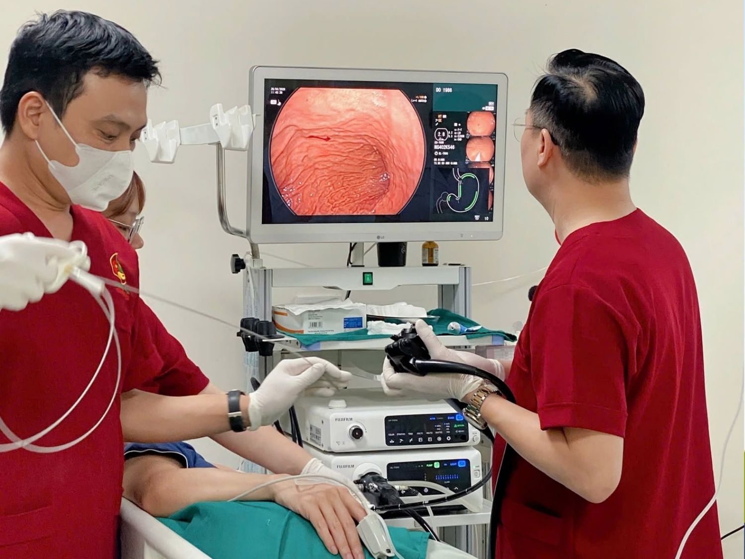 Nội soi dạ dày cấp cứu để bác sĩ kiểm tra