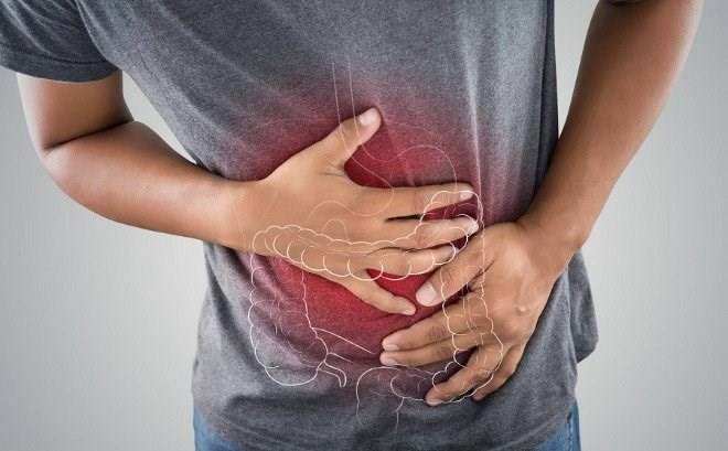 Polyp đại tràng thường không gây triệu chứng rõ ràng, tuy nhiên một số trường hợp có thể xuất hiện đau bụng, chướng bụng hoặc khó chịu vùng bụng, đặc biệt khi polyp có kích thước lớn.