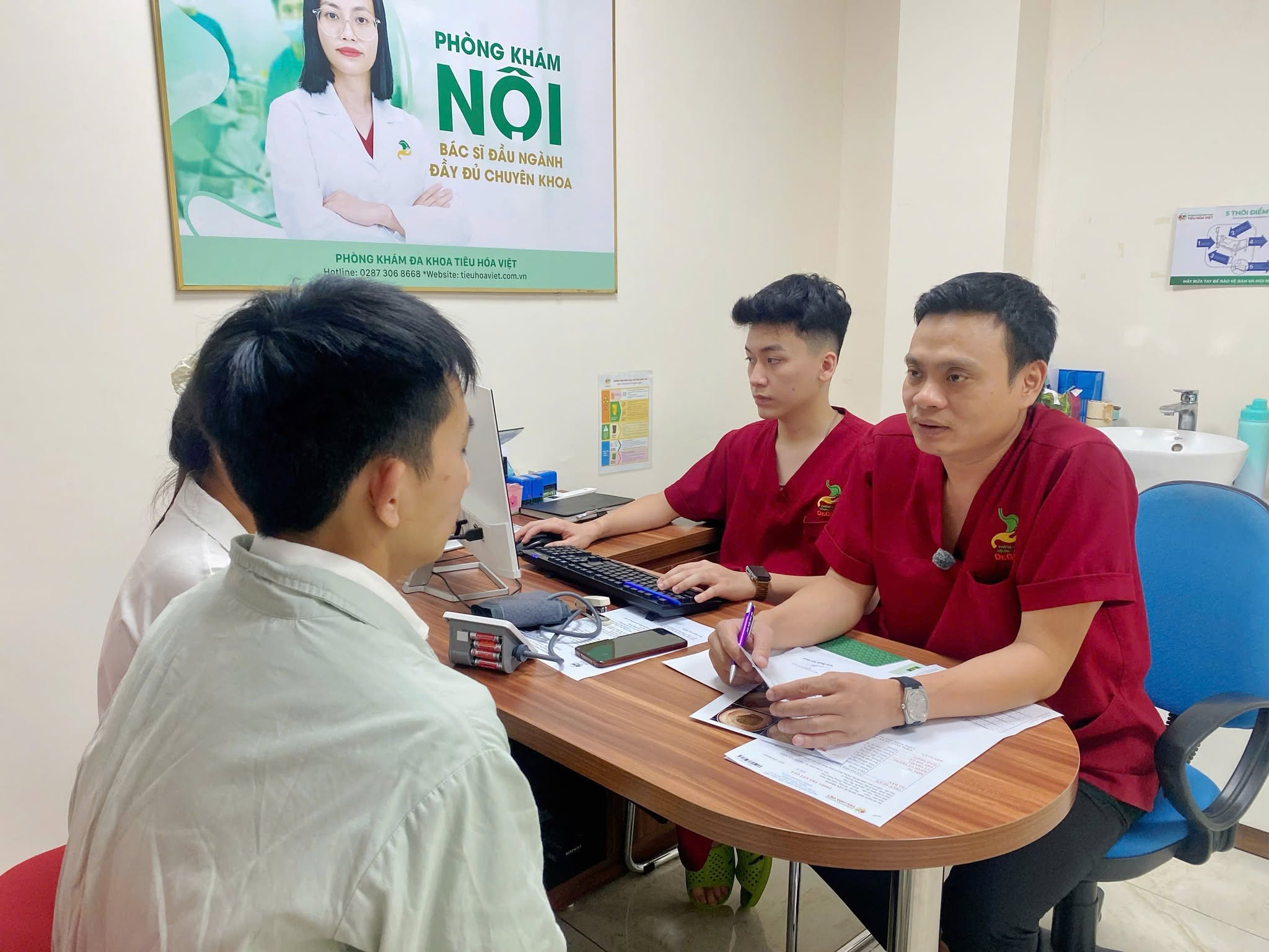Khi xuất hiện các triệu chứng tiêu hóa bất thường như đau bụng kéo dài, đi ngoài ra máu hoặc thay đổi thói quen đại tiện, người bệnh nên thăm khám sớm để xác định nguyên nhân.