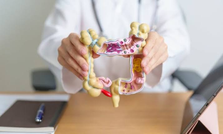 Thăm khám chuyên khoa tiêu hóa giúp bác sĩ đánh giá triệu chứng, tìm hiểu tiền sử bệnh và xác định nguyên nhân gây viêm đại tràng. Tùy từng trường hợp, người bệnh có thể được chỉ định xét nghiệm hoặc nội soi đại tràng để chẩn đoán và lựa chọn phương pháp điều trị phù hợp.