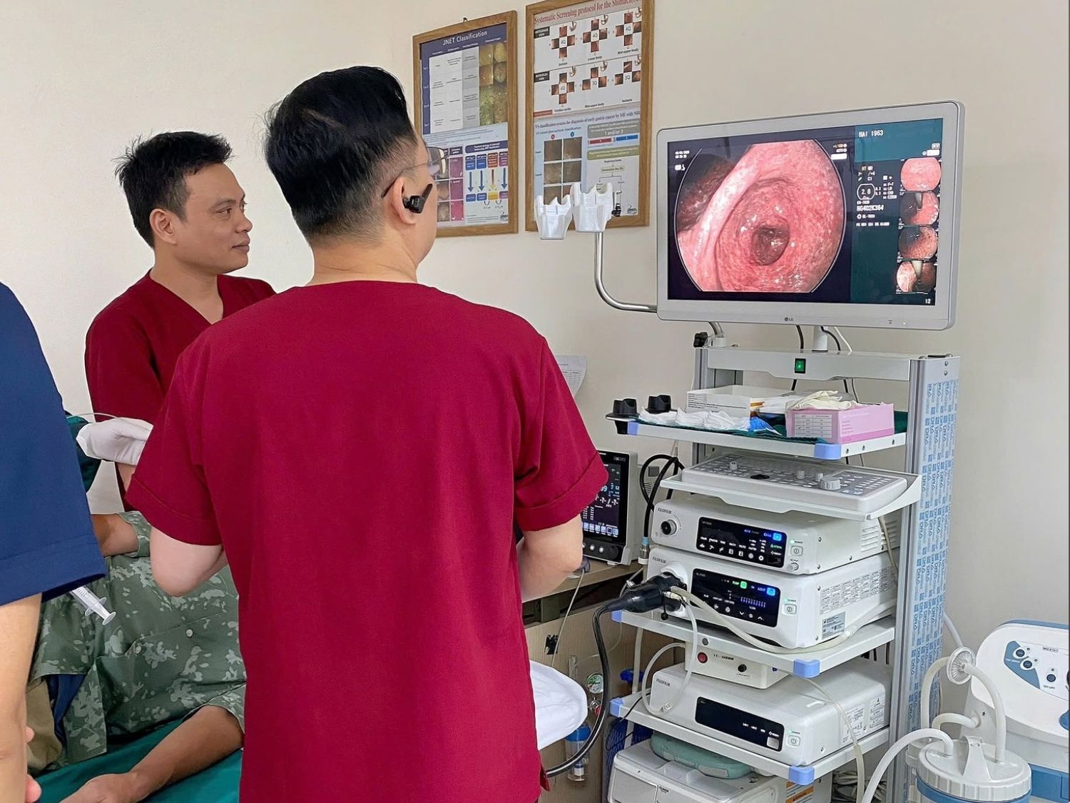 Bác sĩ nội soi cho khách trong phòng đảm bảo tiêu chuẩn