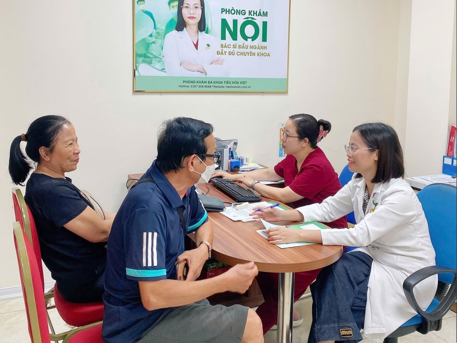 bác sĩ tư vấn kỹ phương pháp nội soi cho khách