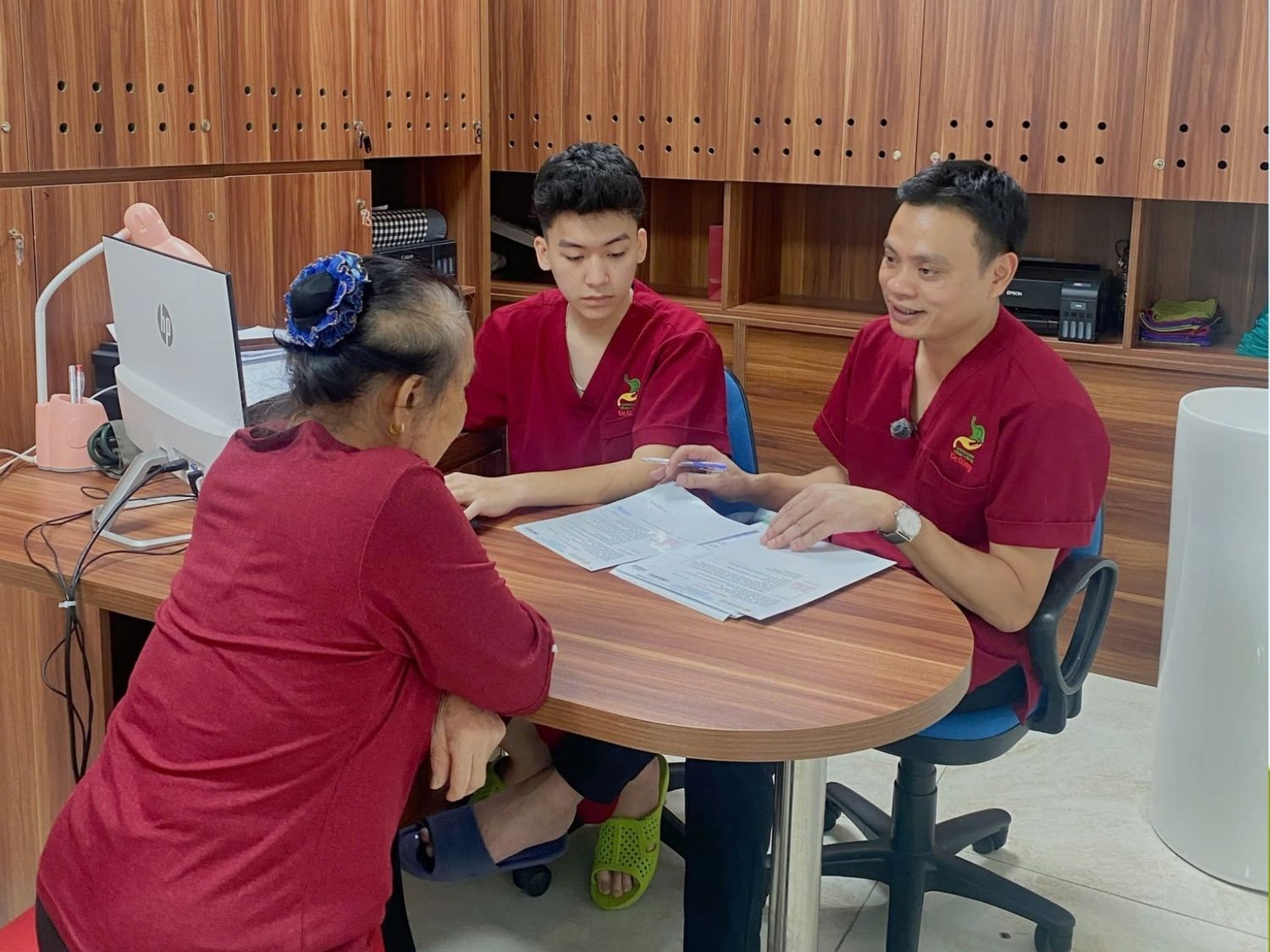 Sau thủ thuật, người bệnh được theo dõi tại khu vực hồi tỉnh và nghe bác sĩ dặn dò