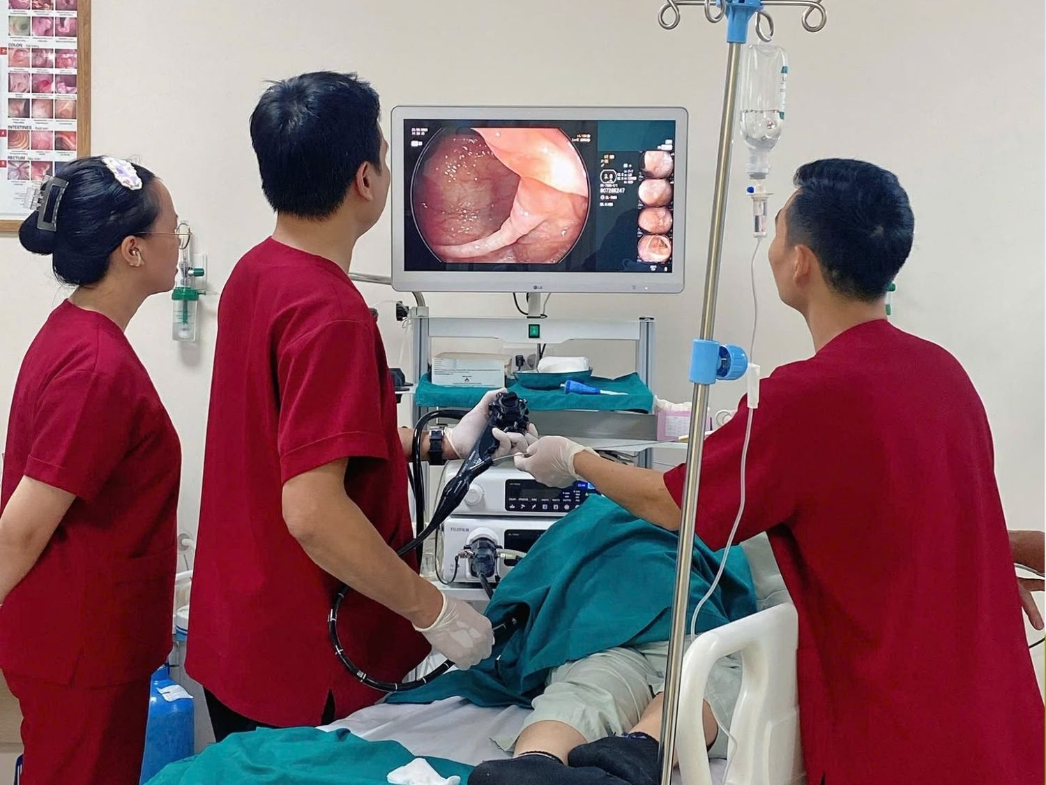bác sĩ nội soi đại tràng Quan sát và đánh giá tổn thương