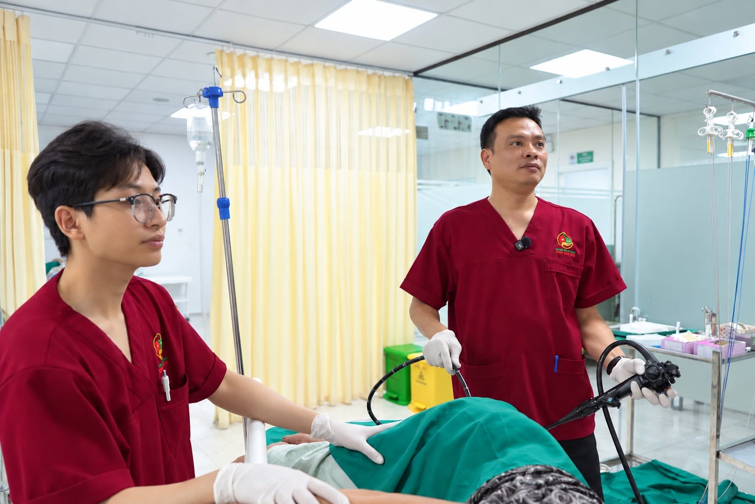 Bác sĩ thực hiện nội soi đại tràng để tìm ra các bất thường