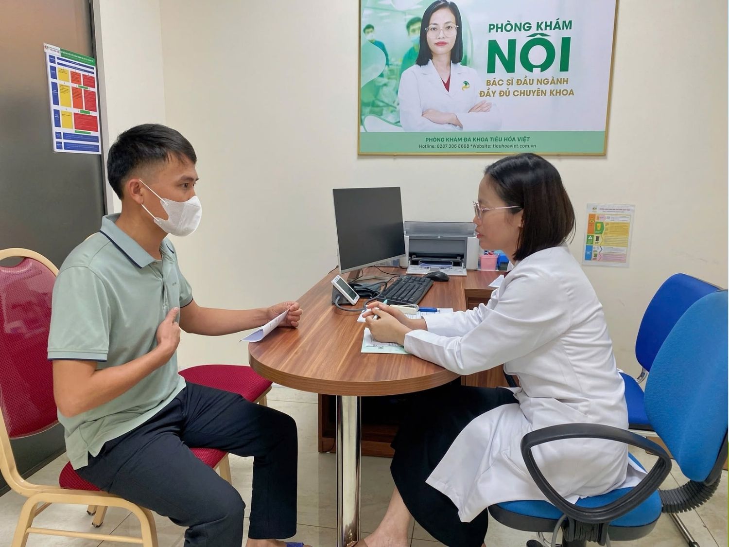 Lắng nghe tư vấn của bác sĩ trước khi nội soi