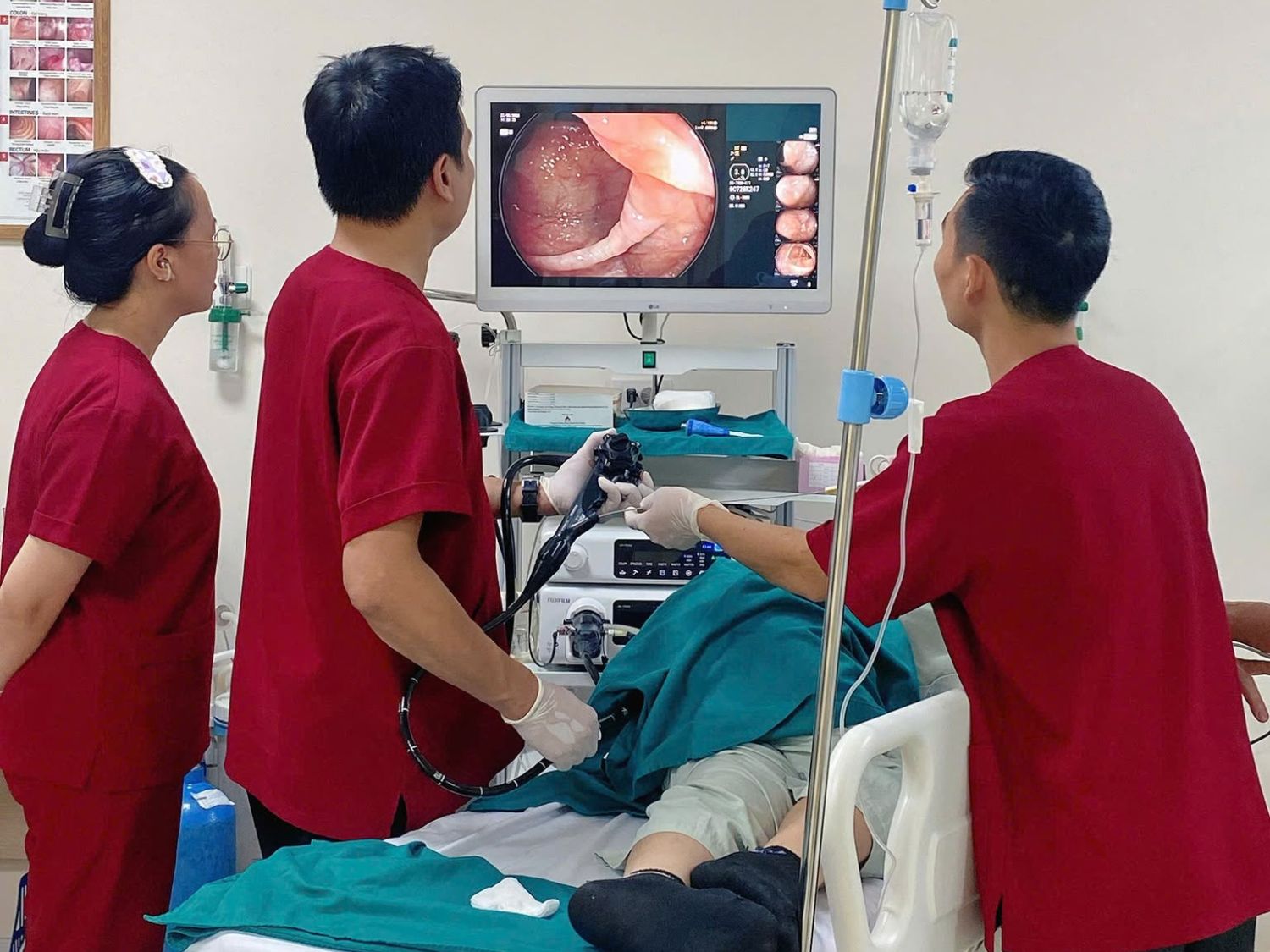 Bác sĩ tận tâm, nội soi cho khách bằng công nghệ hiện đại