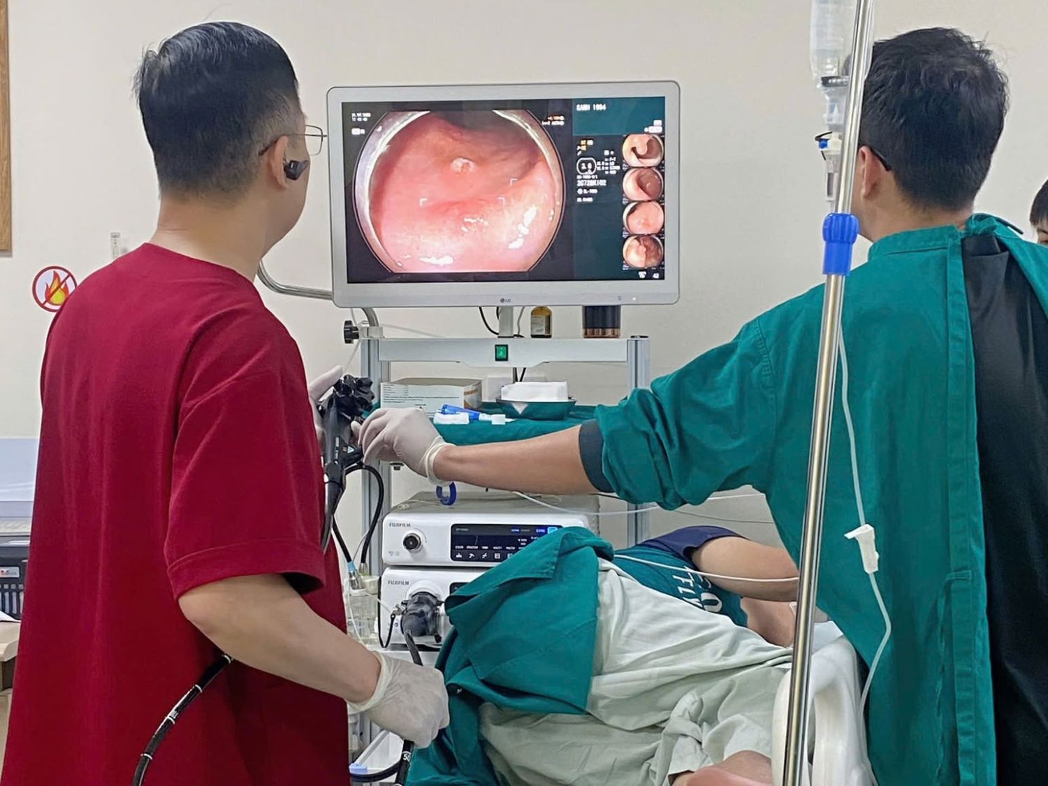 bác sĩ nội soi cho bệnh nhân tại Phòng khám Tiêu Hóa Việt