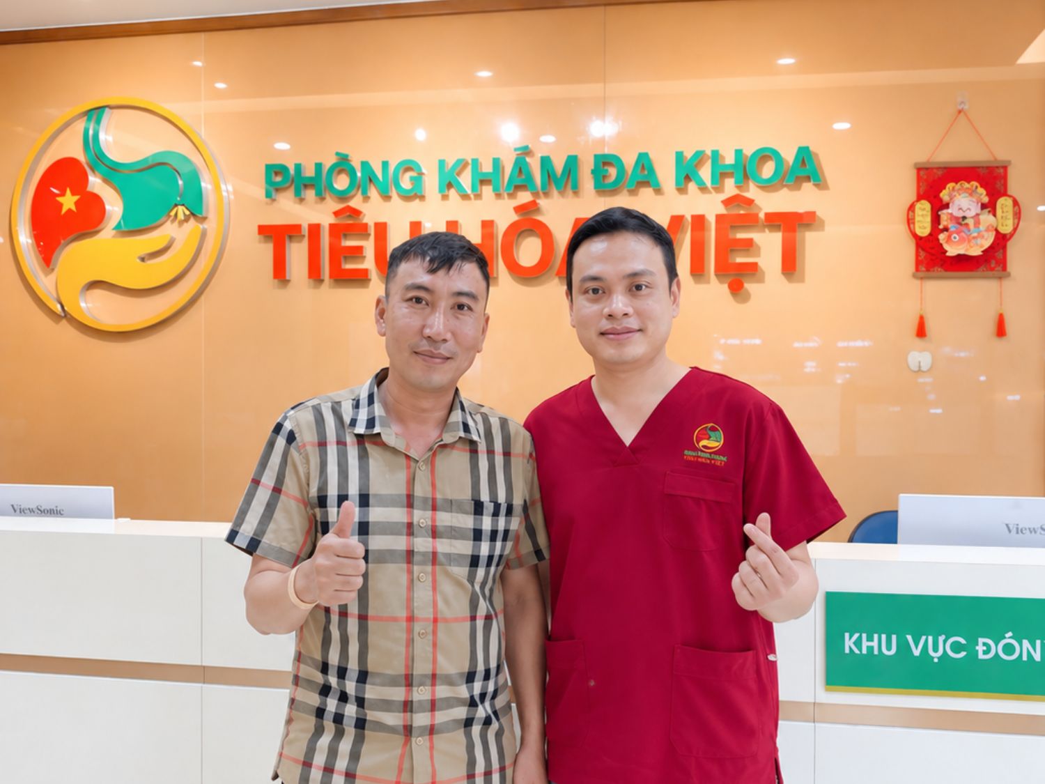 Bác sĩ và khách hàng chụp ảnh lưu niệm tại Phòng khám Đa khoa Tiêu Hóa Việt, ghi lại khoảnh khắc trong hành trình thăm khám và chăm sóc sức khỏe tiêu hóa.