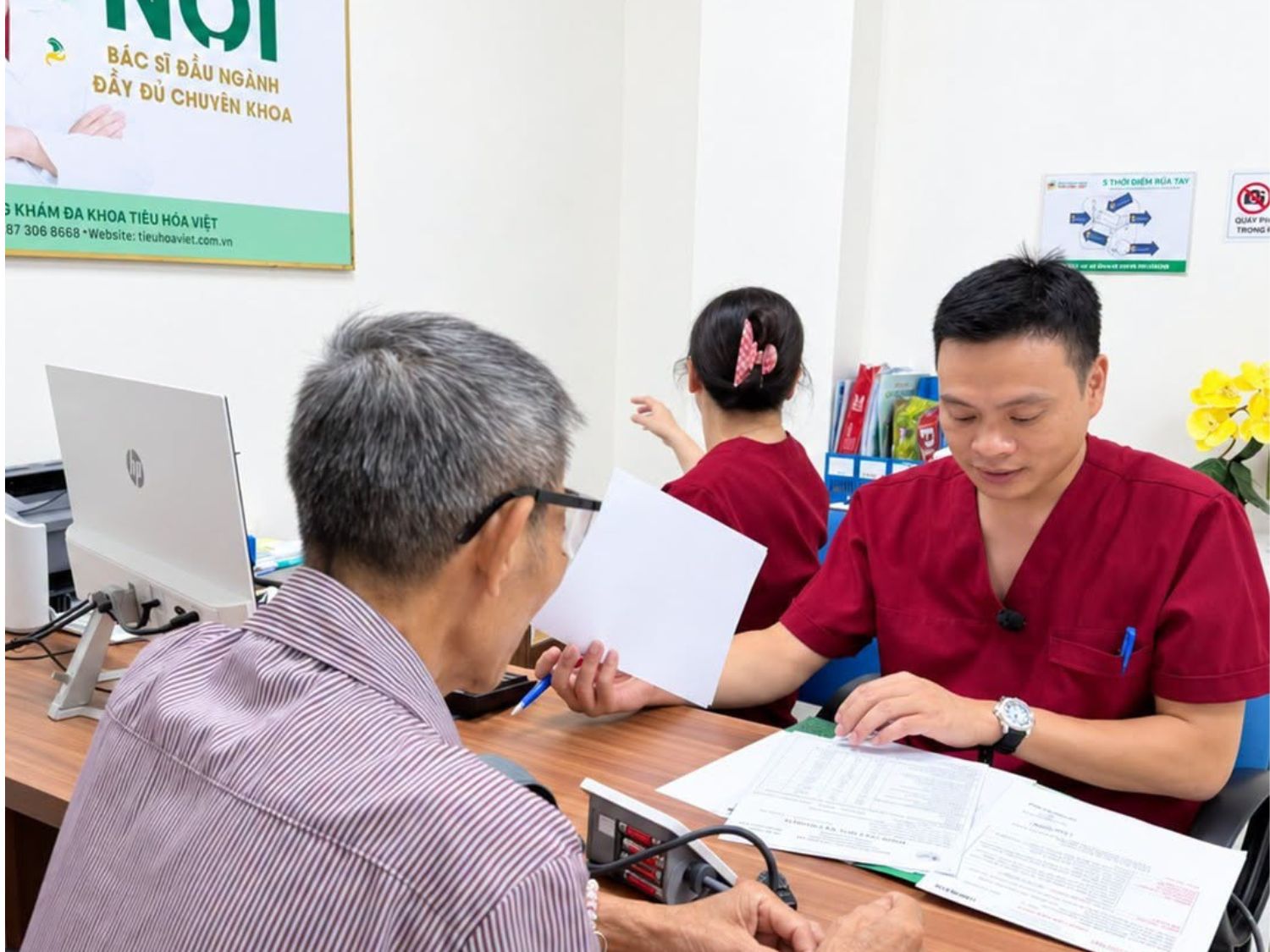 Bác sĩ trả kết quả cho khách hàng, lên phương pháp điều trị, hướng dẫn chăm sóc