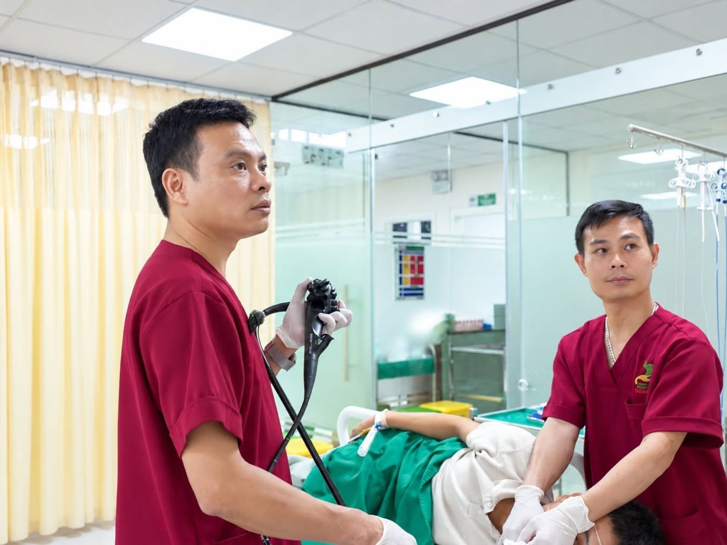 Quá trình nội soi tiêu hóa được thực hiện với sự phối hợp của đội ngũ y tế, theo dõi tình trạng người bệnh và hỗ trợ bác sĩ thao tác trong suốt quá trình nội soi.