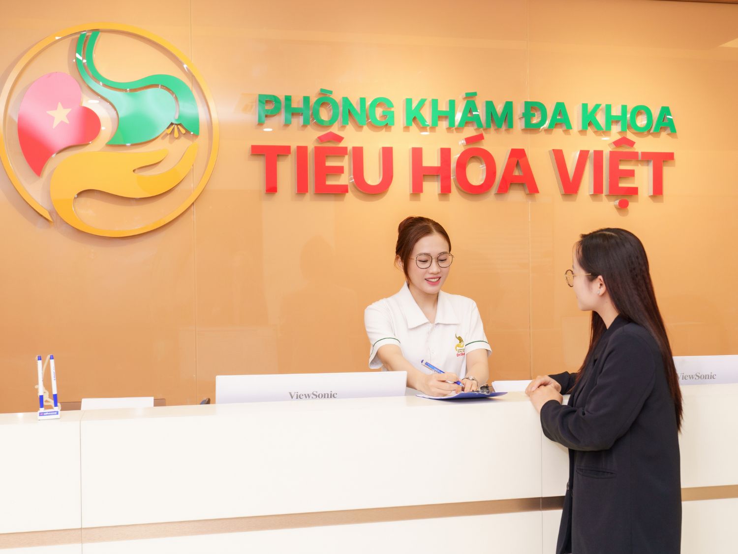Người bệnh được nhân viên Tiêu Hóa Việt tiếp đón, hướng dẫn đăng ký và hoàn thiện các thủ tục cần thiết trước khi thăm khám, nội soi tiêu hóa.