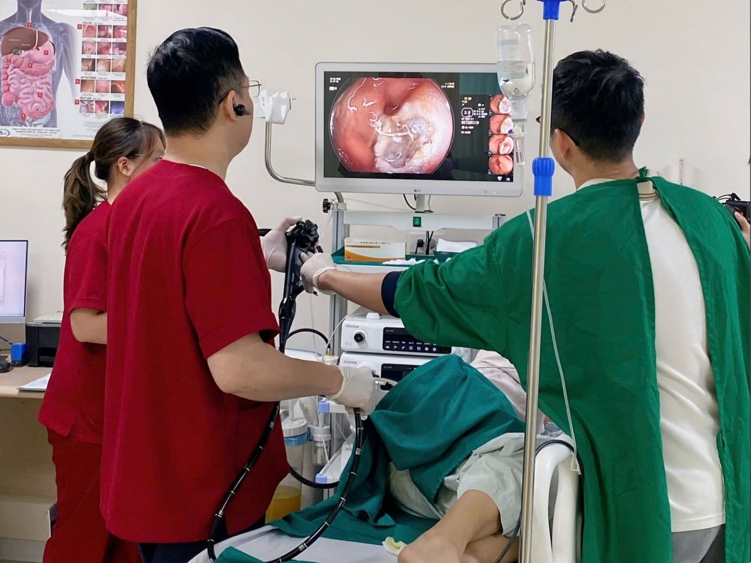 bác sĩ Có kiến thức về bệnh lý tiêu hóa và được đào tạo kỹ thuật nội soi