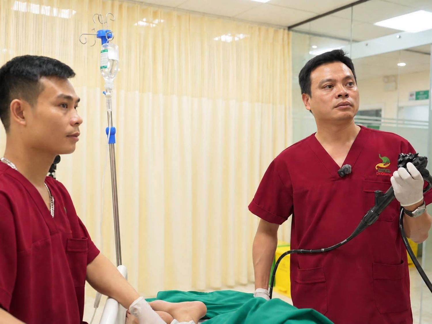 bác sĩ nội soi đại tràng cho bệnh nhân