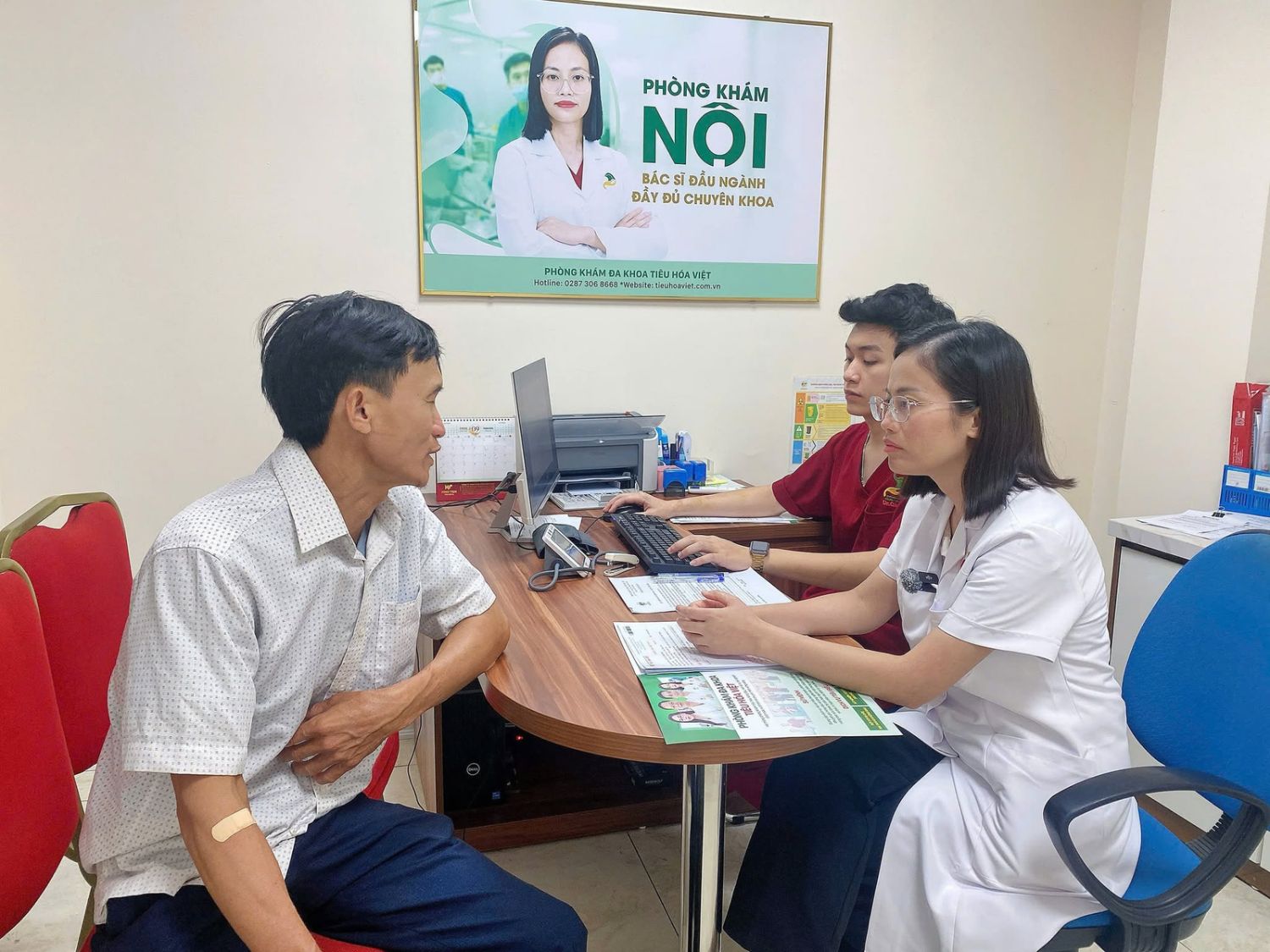 bác sĩ trao đổi với bệnh nhận trước khi nội soi