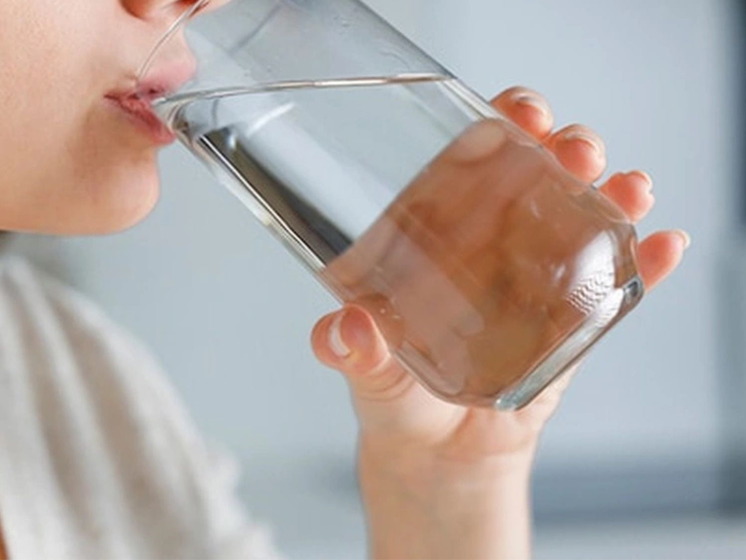 Người bị viêm đại tràng cần uống đủ nước mỗi ngày, đặc biệt khi có triệu chứng tiêu chảy. Trường hợp mất nhiều nước và chất điện giải, người bệnh cần bổ sung dung dịch bù nước phù hợp theo hướng dẫn của nhân viên y tế.