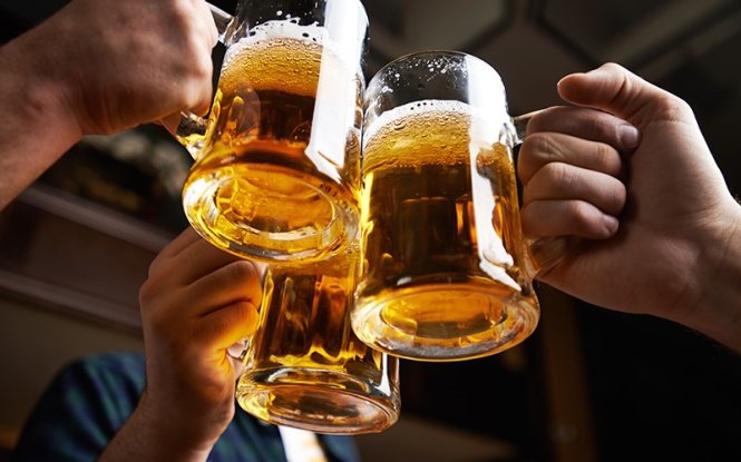 Rượu bia có thể gây kích thích đường tiêu hóa, làm tăng tình trạng đau bụng, tiêu chảy hoặc khó chịu ở một số người mắc bệnh viêm đại tràng. Người bệnh nên hạn chế hoặc tránh đồ uống có cồn, đặc biệt trong giai đoạn bệnh đang hoạt động, để hỗ trợ kiểm soát triệu chứng.
