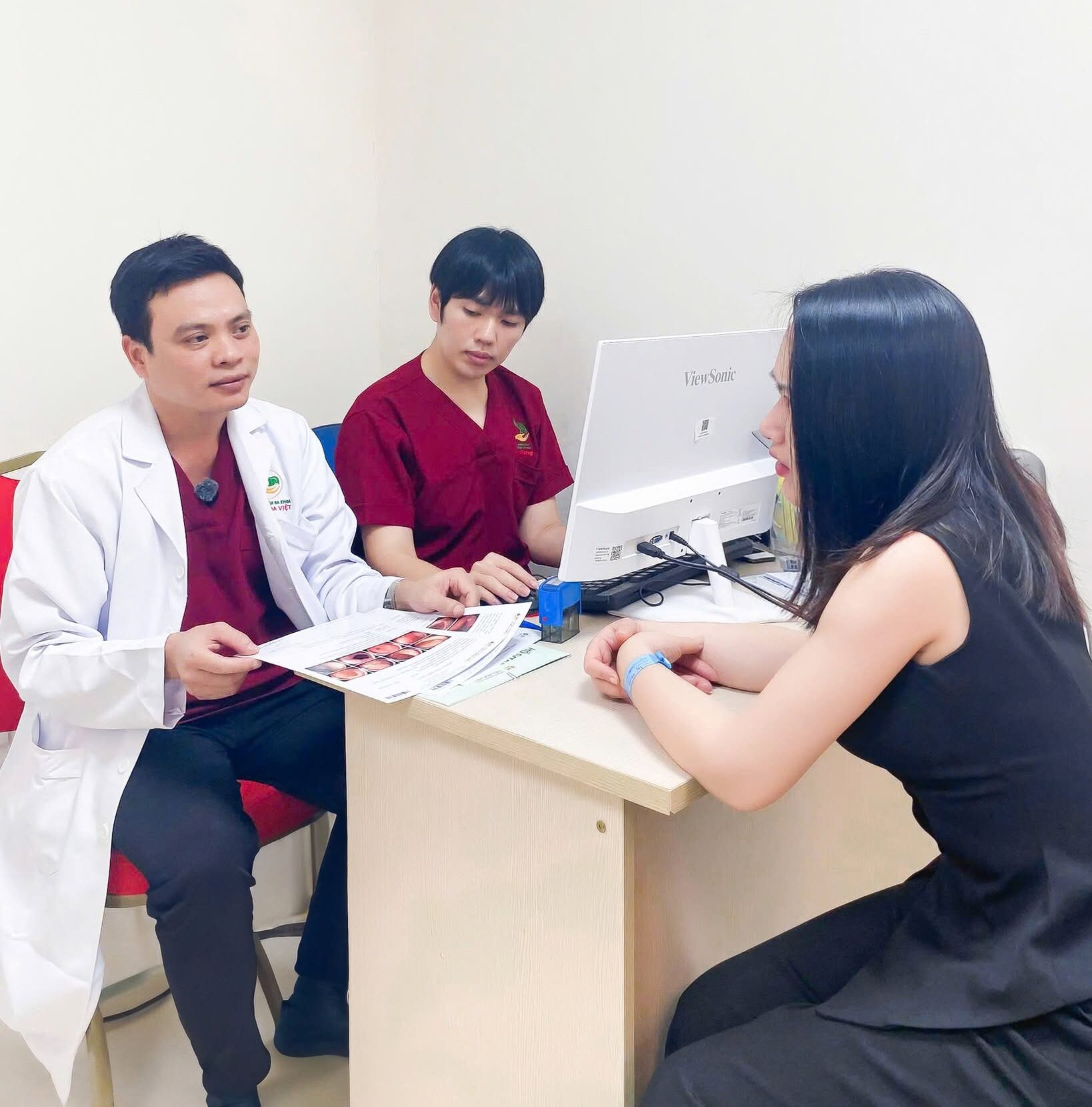 Khách hàng có các triệu chứng bất thường hãy chia sẻ với bác sĩ chuyên khoa