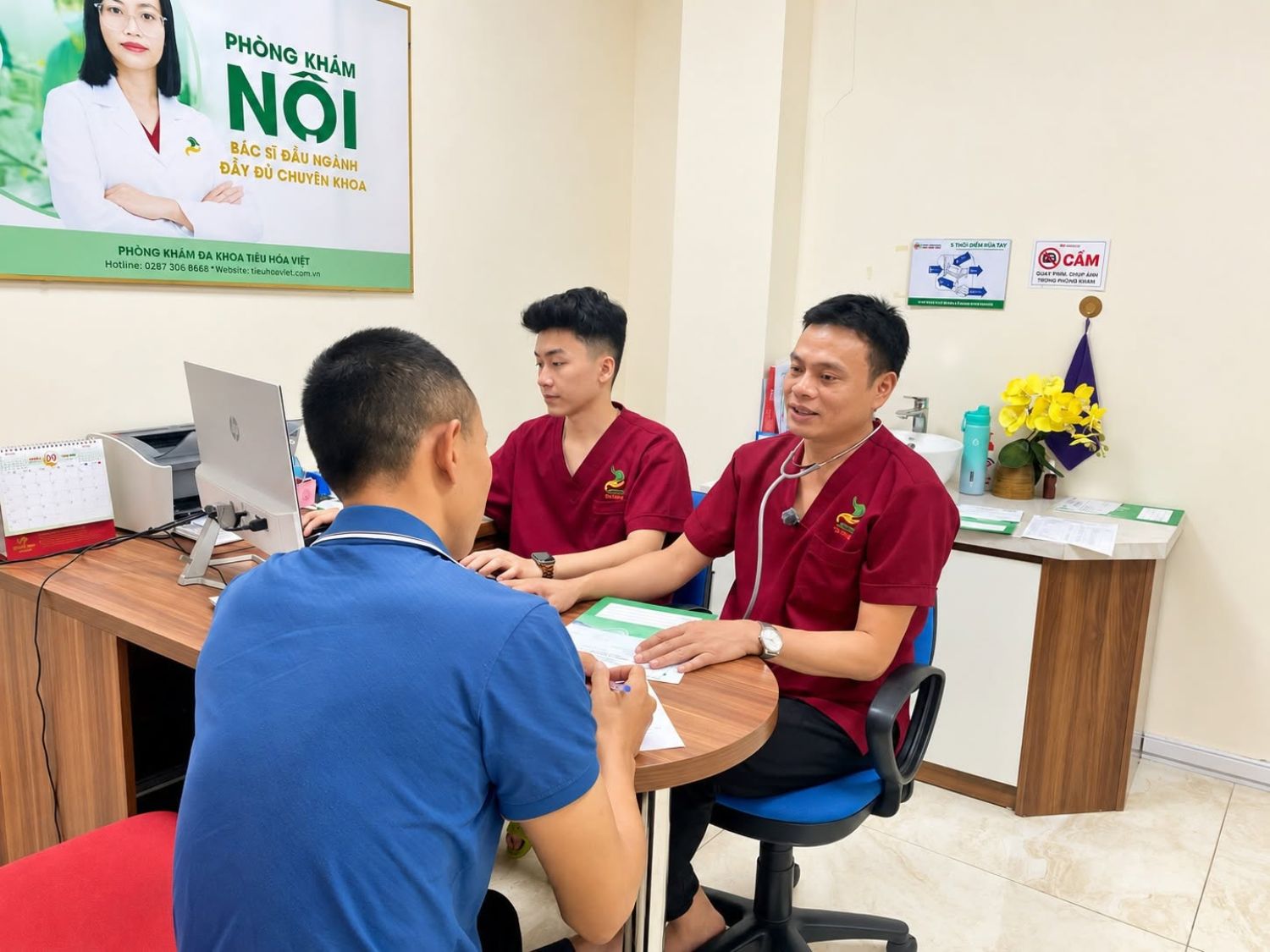 Khách đặt lịch khám với bác sĩ tiêu hóa